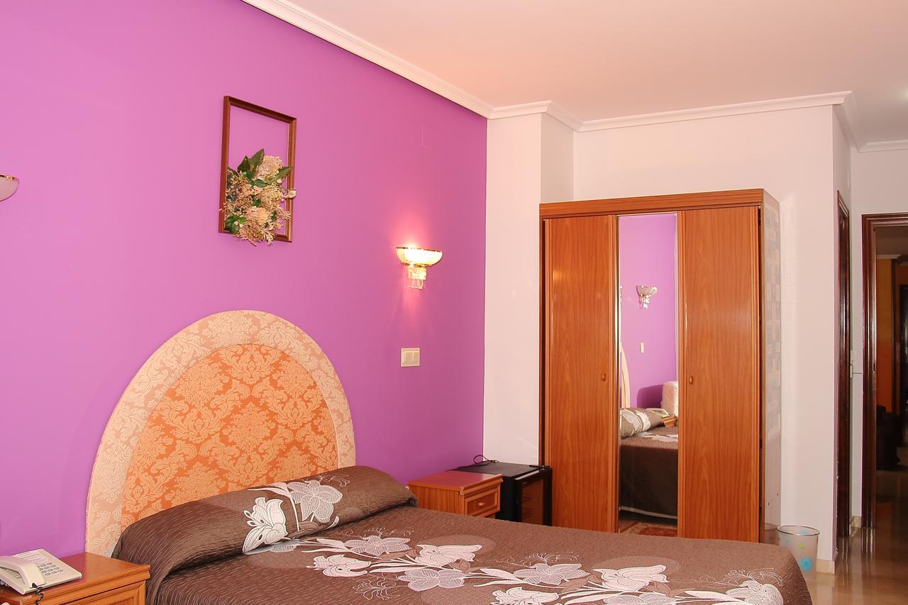 Hotel Avenida III Villadangos del Paramo Bagian luar foto