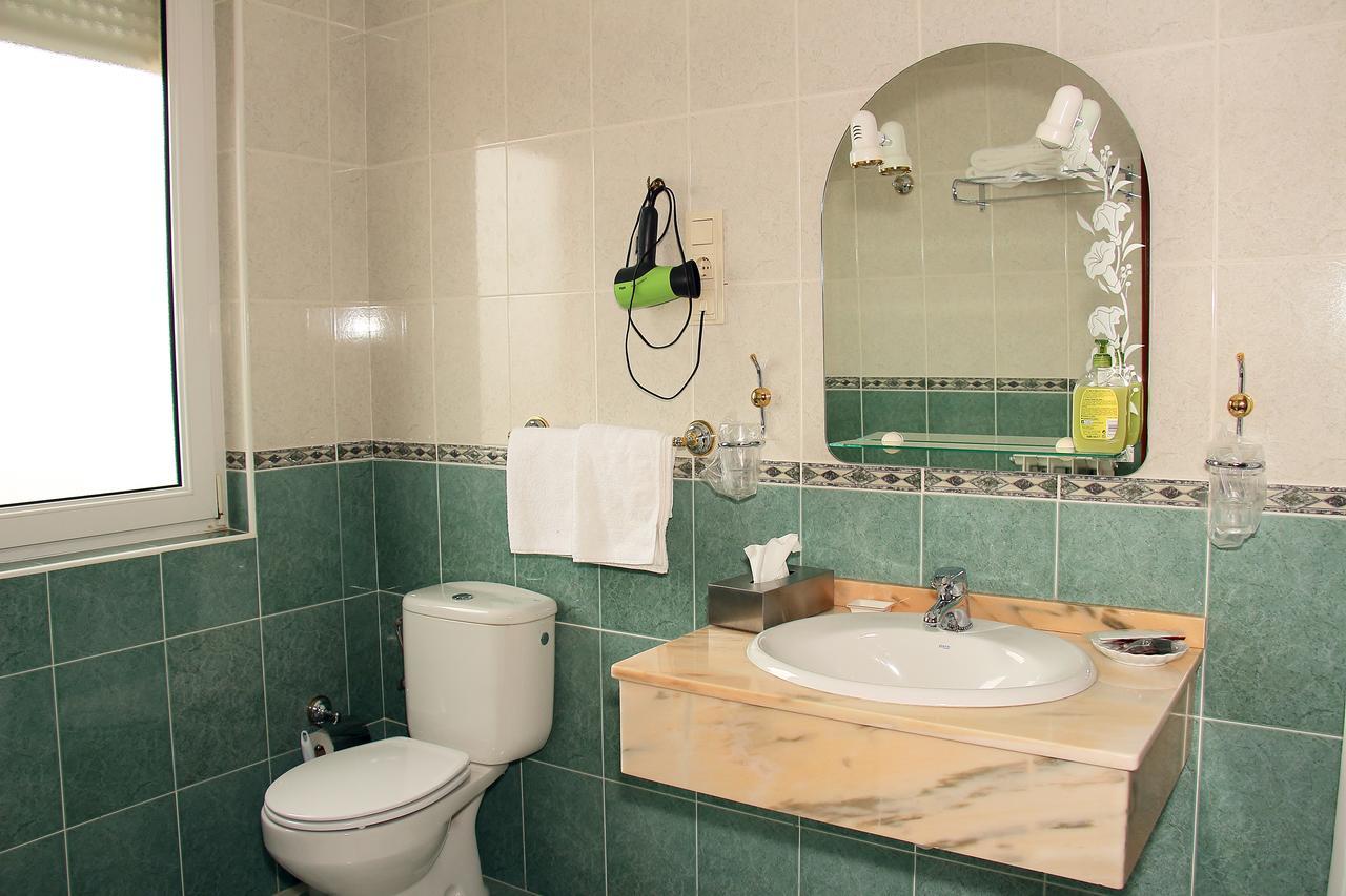 Hotel Avenida III Villadangos del Paramo Bagian luar foto