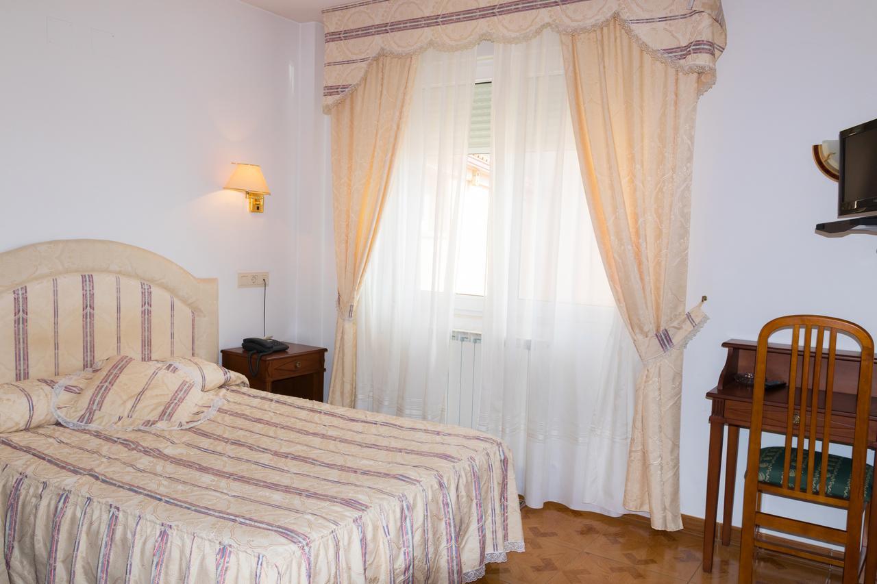 Hotel Avenida III Villadangos del Paramo Bagian luar foto