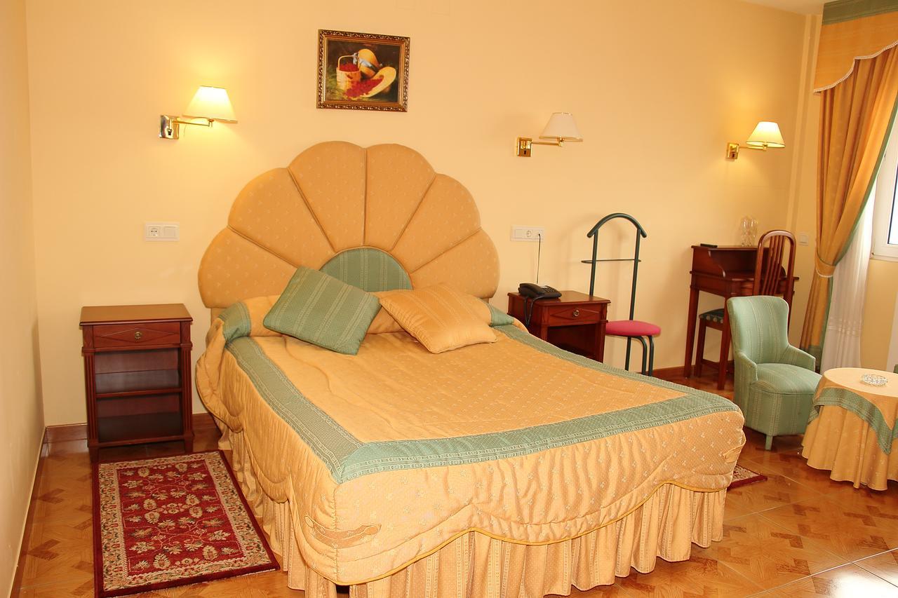 Hotel Avenida III Villadangos del Paramo Bagian luar foto
