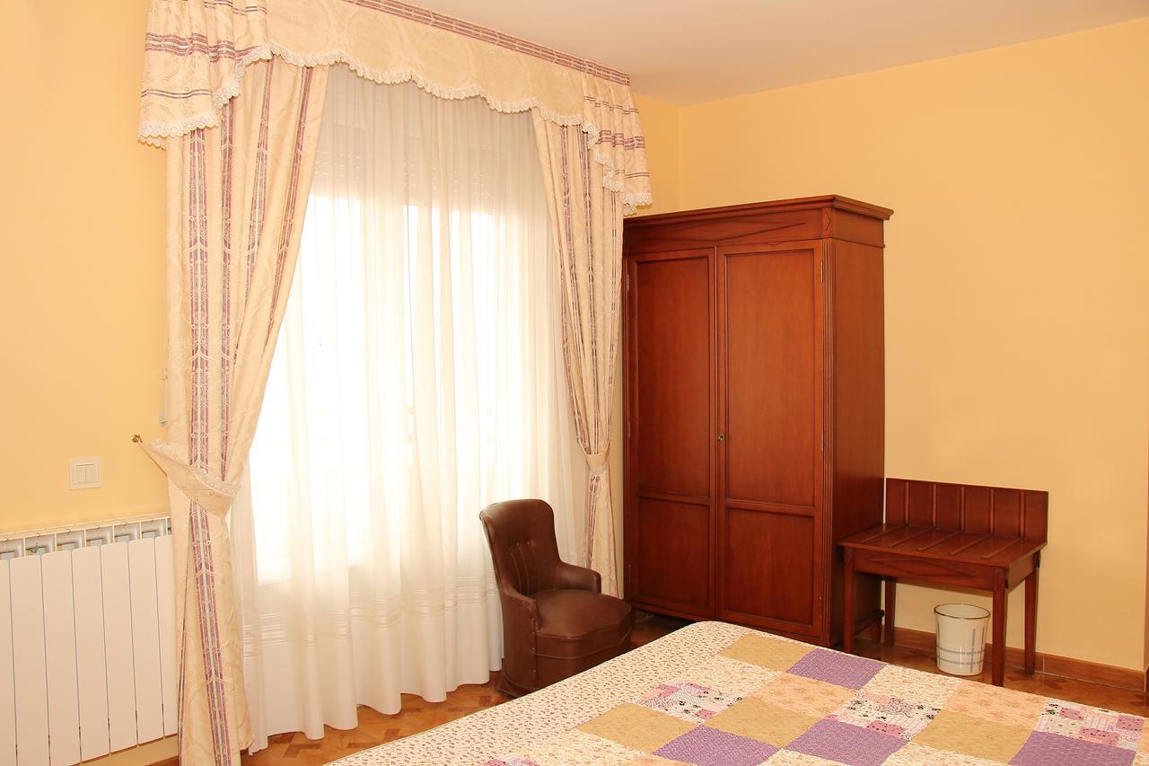 Hotel Avenida III Villadangos del Paramo Bagian luar foto