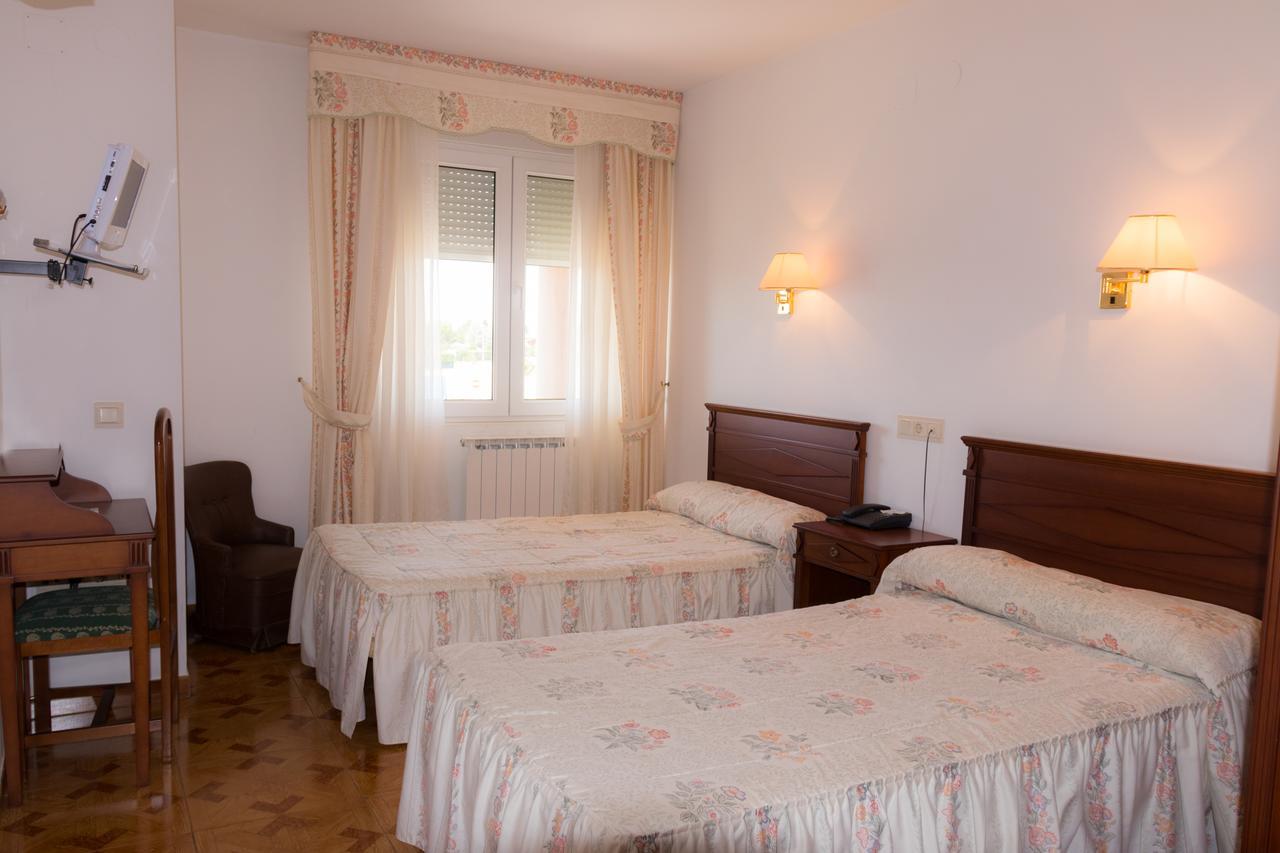 Hotel Avenida III Villadangos del Paramo Bagian luar foto